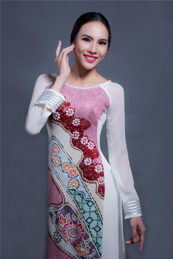 
Thiết kế đầu tiên với nền trắng tinh khôi, tôn lên nét dịu dàng, nữ tính của người phụ nữ Việt Nam. Được biết, mẫu áo dài này sẽ được Lệ Quyên diện trong những dịp tham quan chùa chiềng hoặc các hoạt động mang tính chất tôn giáo, trang nghiêm.